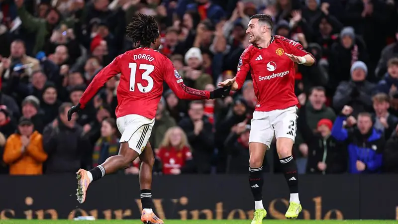 Patrick Dorgu Manchester United tampil menonjol saat melawan Newcastle