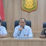 Kepala Pusat Penerangan Hukum (Kapuspenkum), Anang Supriatna (tengah).