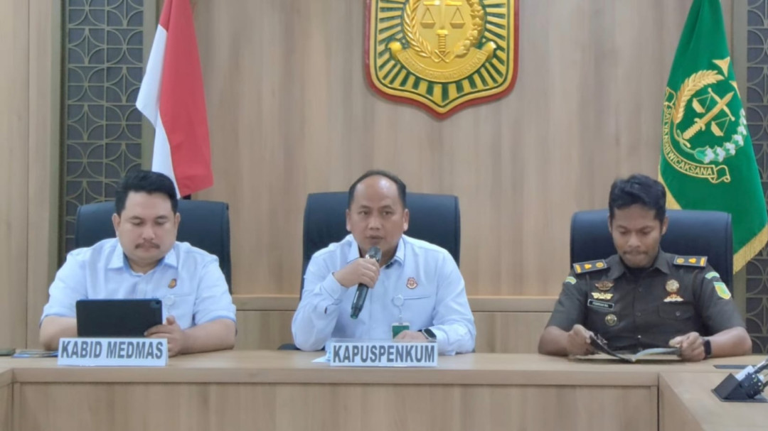 Kepala Pusat Penerangan Hukum (Kapuspenkum), Anang Supriatna (tengah).