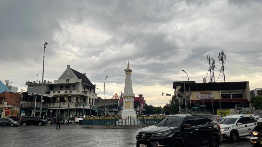 Personel Polresta Yogyakarta berjaga saat malam tahun baru