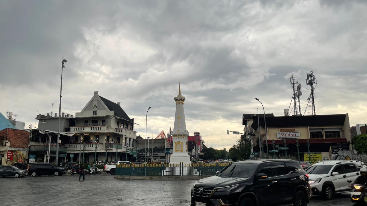 Personel Polresta Yogyakarta berjaga saat malam tahun baru