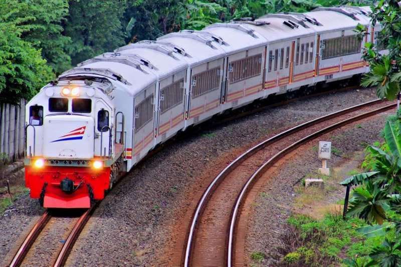 Penumpang kereta api di stasiun saat masa libur Nataru 2026